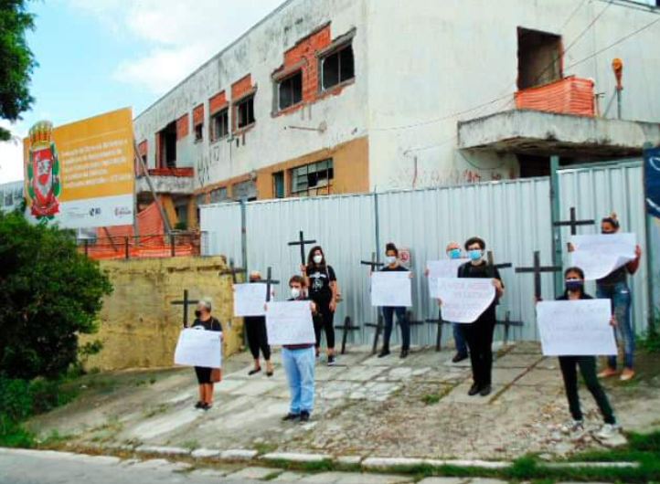 Movimento protesta na frente de hospital abandonado em Ermelino no Dia Mundial da Saúde